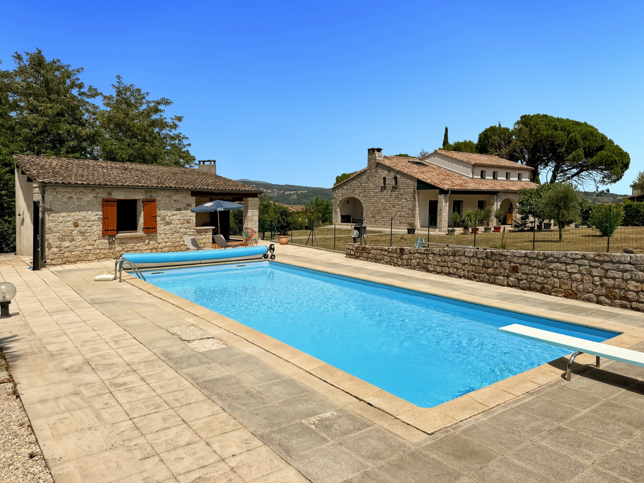 Maison en pierre rénovée avec piscine et poolhouse à Joyeuse, terrain arboré