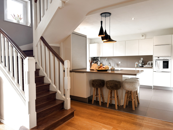 Cuisine moderne avec un bar et des tabourets dans une maison rénovée à Auray, quartier Kerdrain.