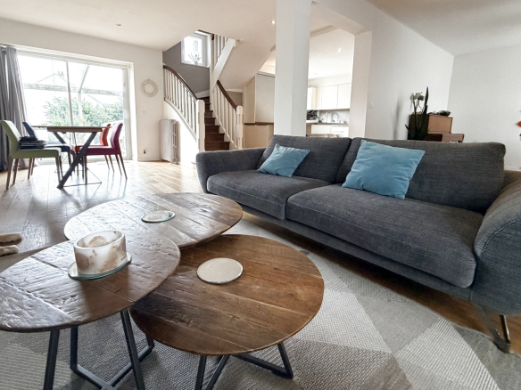 Intérieur d'une maison rénovée avec un salon moderne et lumineux, quartier Kerdrain à Auray.