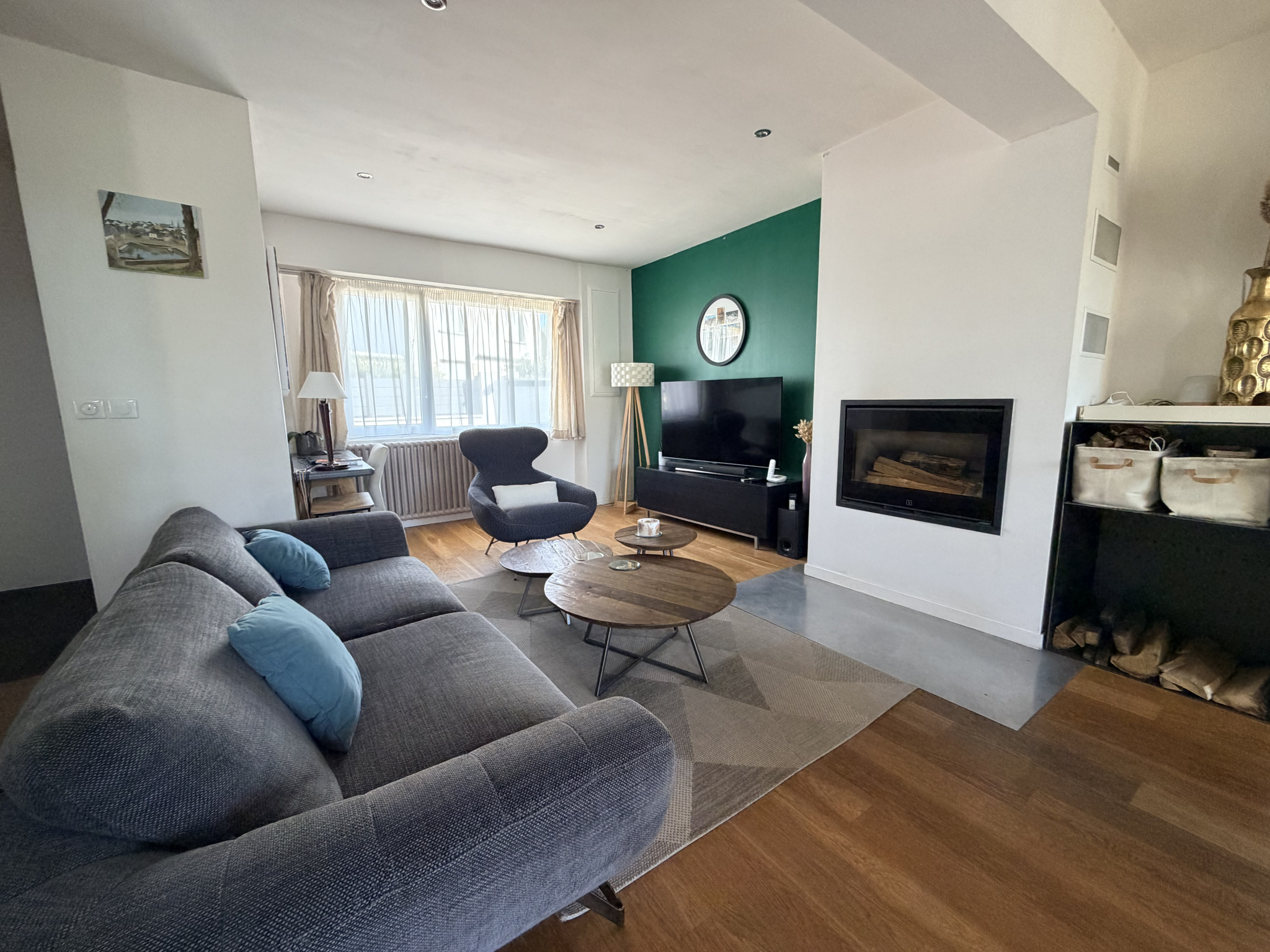 Intérieur d'une maison rénovée avec salon moderne et cheminée, quartier Kerdrain à Auray.
