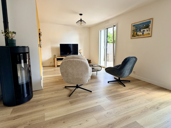 Intérieur d'une maison contemporaine à Vannes avec salon lumineux et mobilier moderne.