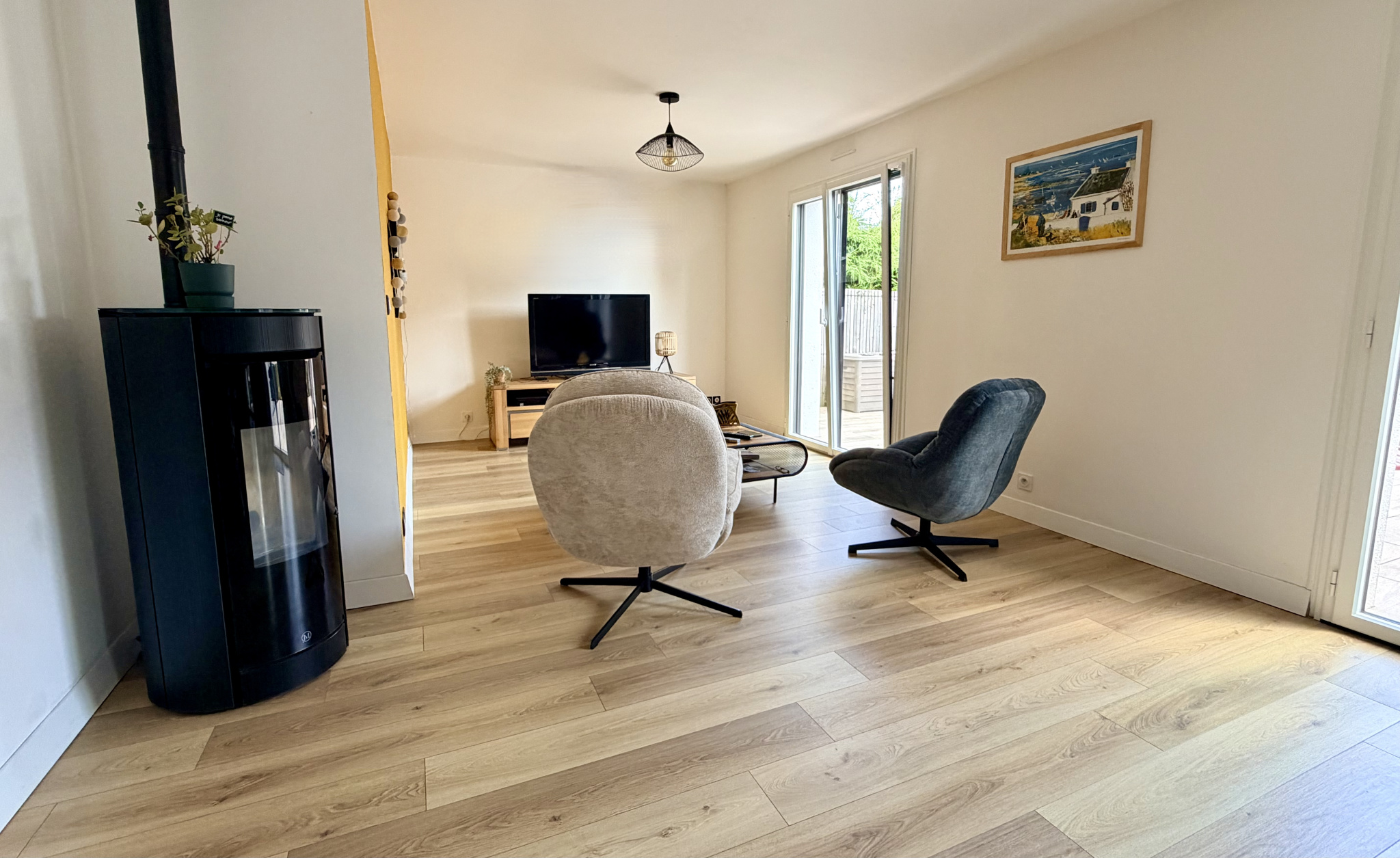 Intérieur d'une maison contemporaine à Vannes avec salon lumineux et mobilier moderne.