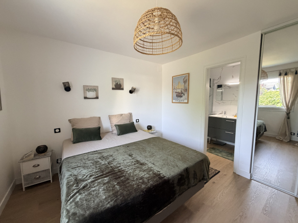 Chambre d'une maison contemporaine à Vannes, avec lit double et décoration moderne.