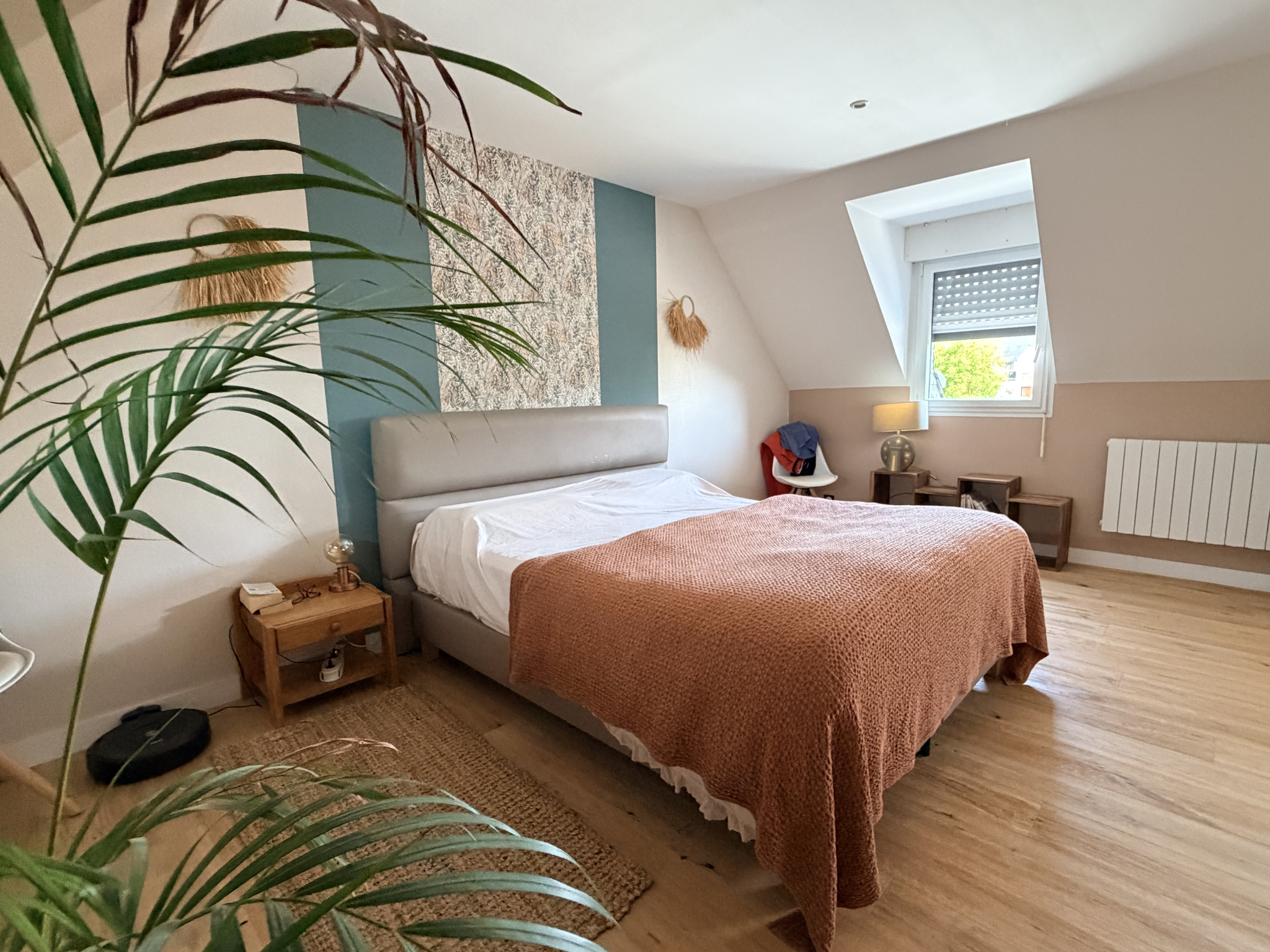 Chambre d'une maison contemporaine à Vannes, avec lit double et décoration moderne.