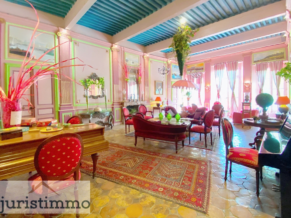 Interior of a living room in an 18th-century private mansion in Saint-Paul-Trois-Châteaux, with colorful decoration.