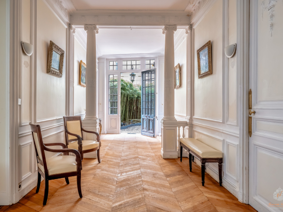 Interior of an elegant ground-floor apartment in the 17th arrondissement of Paris, with a hall and access to a garden.