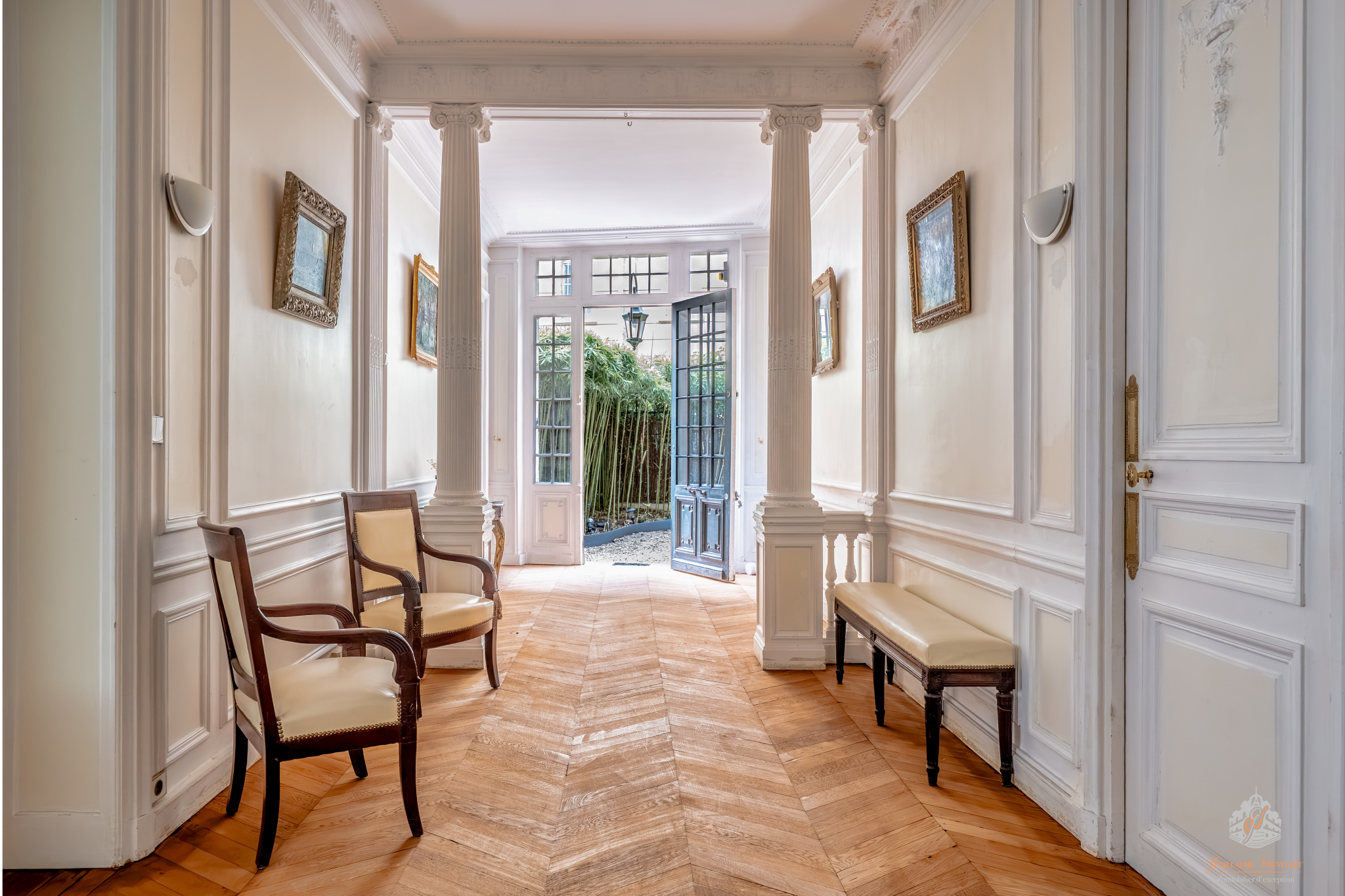 Elegant garden-level apartment in the 17th arrondissement of Paris Interior of an elegant ground-floor apartment in the 17th arrondissement of Paris, with a hall and access to a garden.