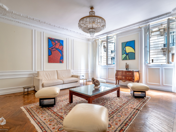 Interior of an elegant ground-floor apartment in Paris' 17th arrondissement with a bright living room and artistic decoration.