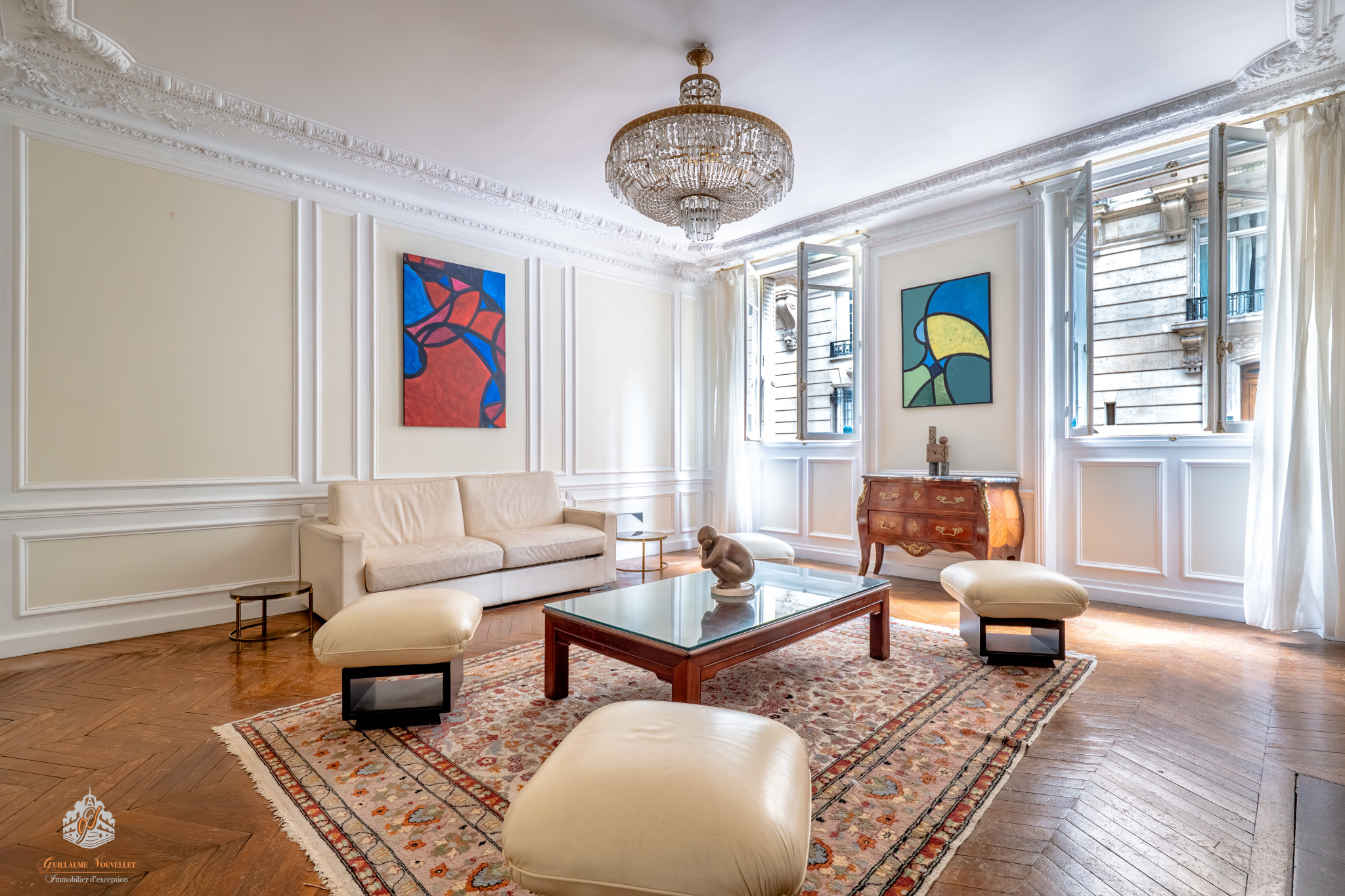 Elegant ground-floor apartment with garden in the 17th arrondissement of Paris Interior of an elegant ground-floor apartment in Paris' 17th arrondissement with a bright living room and artistic decoration.