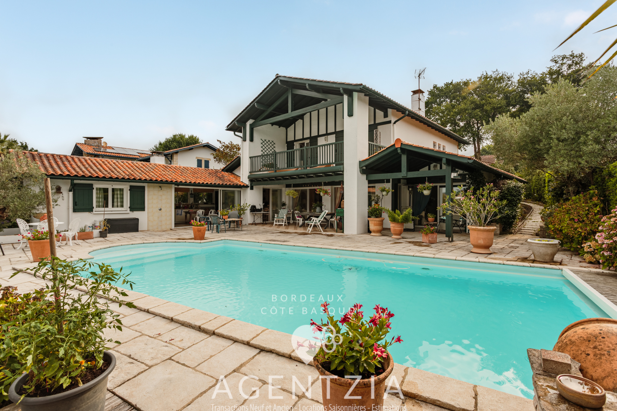 Villa de standing à Bassussarry Villa de standing avec piscine et jardin à Bassussarry, entourée de verdure.