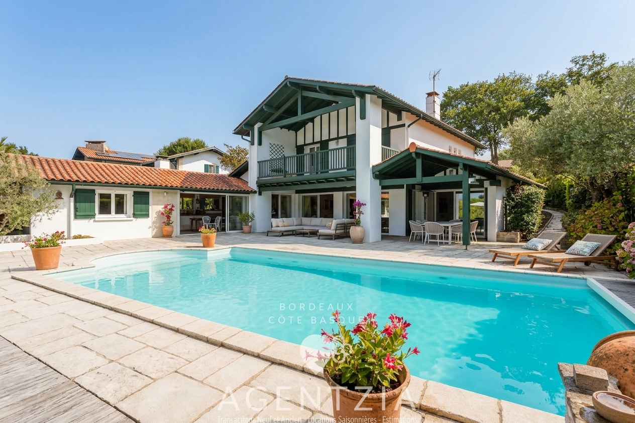 Villa de standing à Bassussarry Villa de standing avec piscine et jardin à Bassussarry, entourée de verdure.