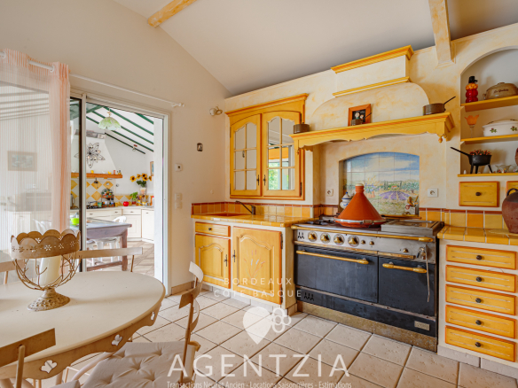 Cuisine d'une villa de standing avec meubles en bois et four traditionnel