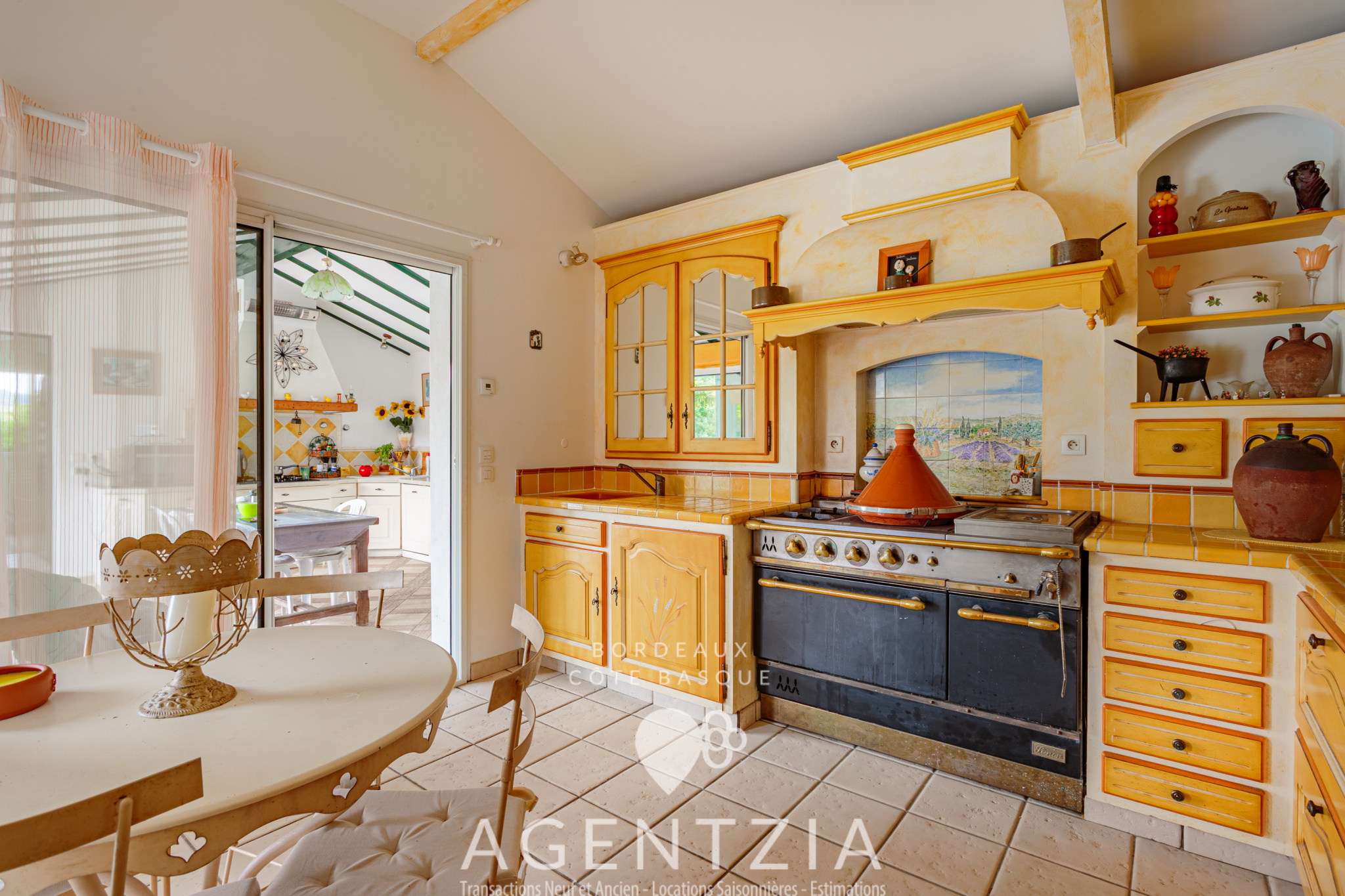 Cuisine d’une villa à Bassussarry Cuisine d'une villa de standing avec meubles en bois et four traditionnel