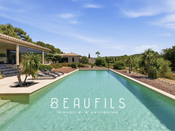 View of the swimming pool and garden of a 510m2 property near Narbonne.