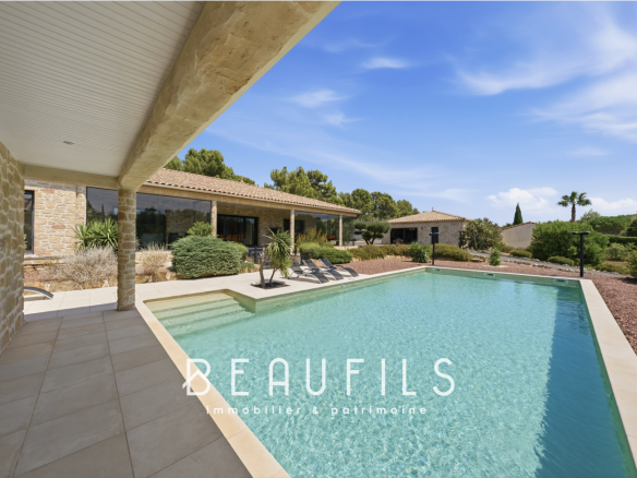 Property with swimming pool and landscaped grounds, located near Narbonne.