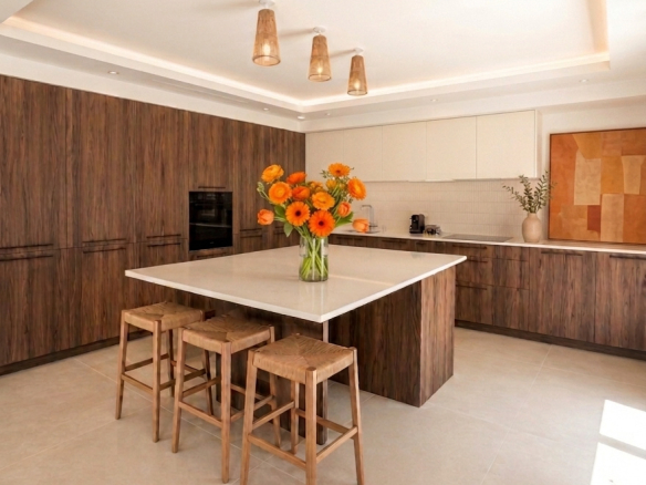 Cuisine moderne avec îlot central et fleurs, villa à Bidart.