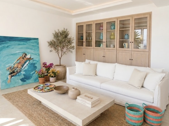 Intérieur d'une villa moderne à Bidart avec un salon lumineux, canapé blanc et œuvres d'art.