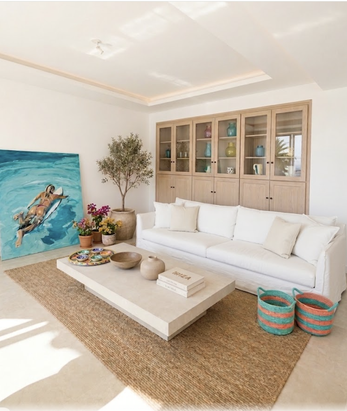 Salon d’une villa à Bidart Intérieur d'une villa moderne à Bidart avec un salon lumineux, canapé blanc et œuvres d'art.