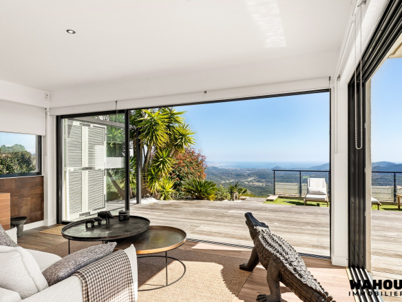 Interior of a modern villa with views of nature and the Bay of Cannes.