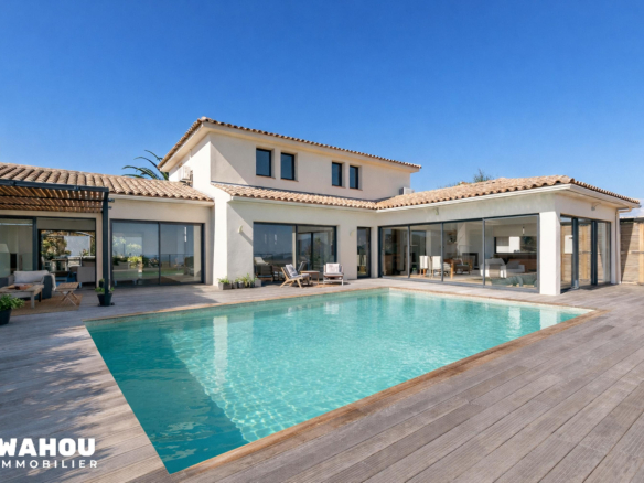 Architect-designed villa with swimming pool and views of the Bay of Cannes, located in Adrets-de-l'Estérel.