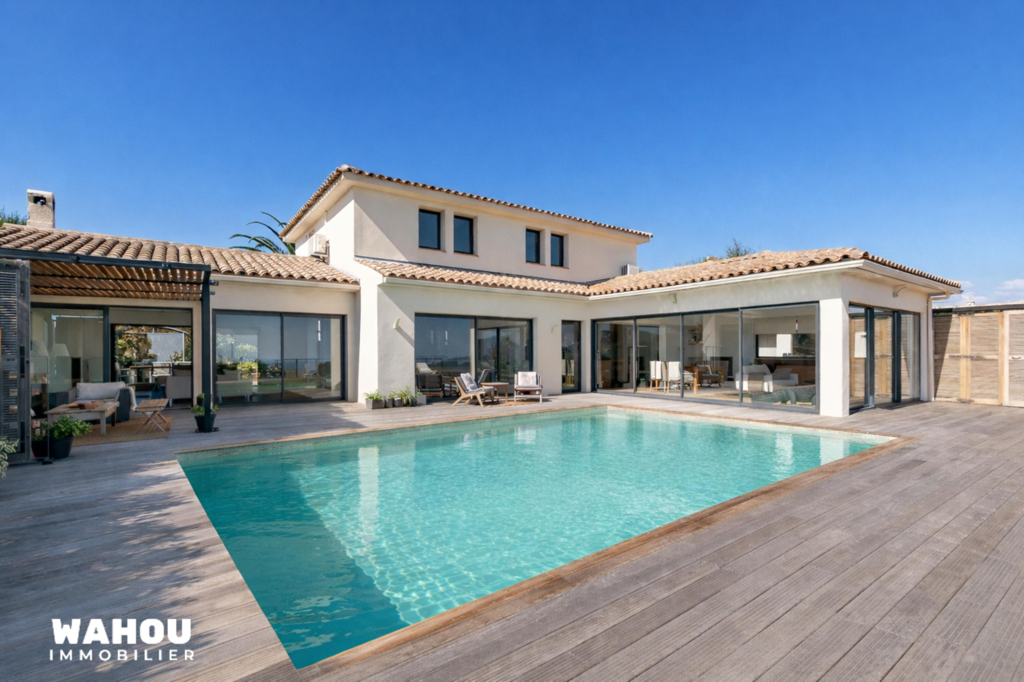 Architect-designed villa with swimming pool and views of the Bay of Cannes, located in Adrets-de-l'Estérel.
