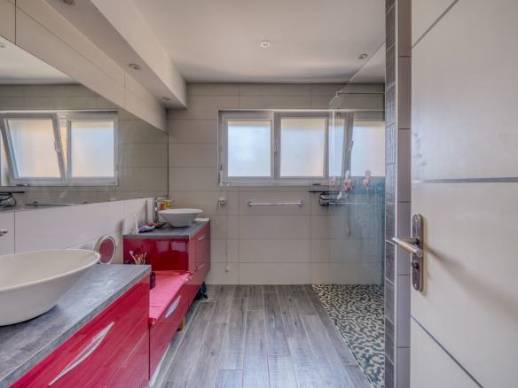 Salle de bain moderne avec double vasque et douche à l'italienne
