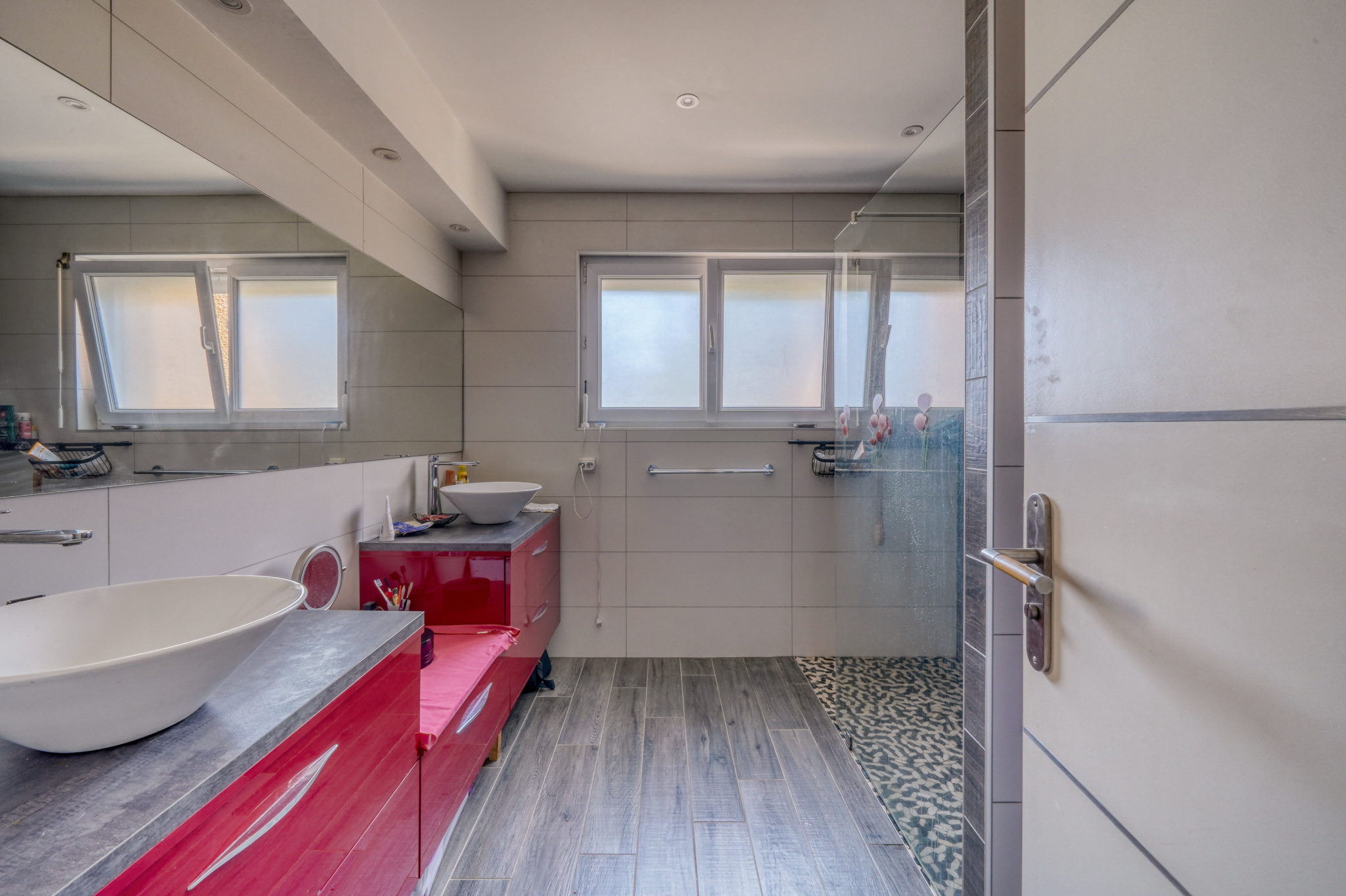 Salle de bain contemporaine Salle de bain moderne avec double vasque et douche à l'italienne