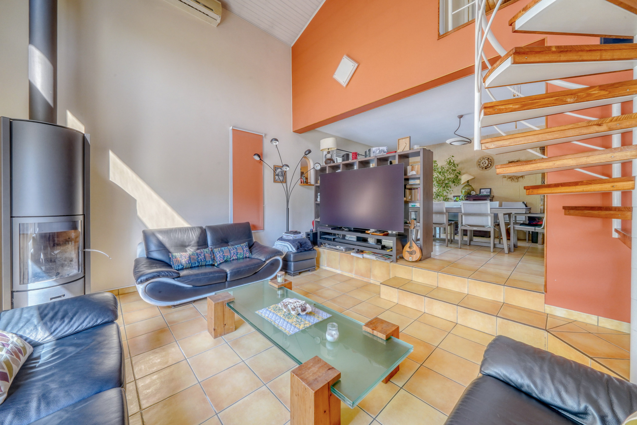 Salon d’une maison familiale à Montussan Intérieur d'une maison avec salon, cheminée et escalier en colimaçon.