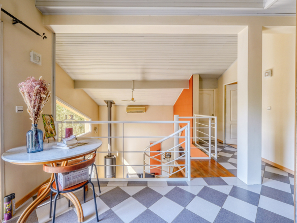 Intérieur d'une maison moderne avec un escalier et un coin salon.