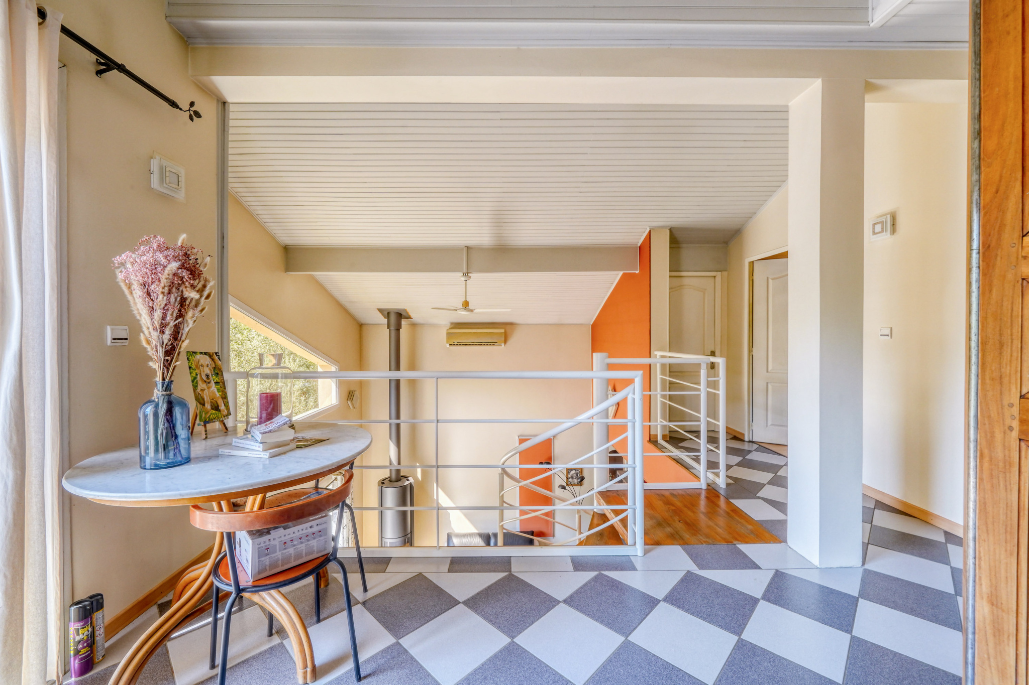 Intérieur d’une maison familiale à Montussan Intérieur d'une maison moderne avec un escalier et un coin salon.