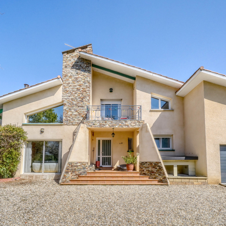Luxury real estate photo | Charming Properties
