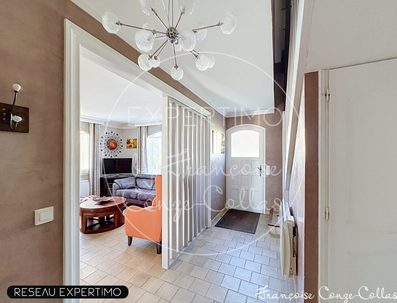 Intérieur d’une maison à Saint-Cyr-l’École Intérieur d'une maison à Saint-Cyr-l'École avec un hall d'entrée et un salon visible en arrière-plan.