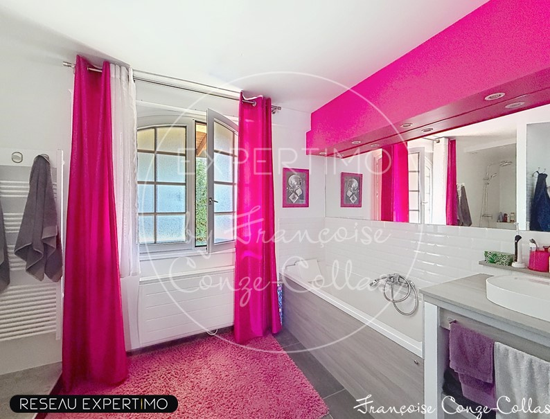 Salle de bain contemporaine Salle de bain moderne avec rideaux roses et miroir, lumière naturelle.