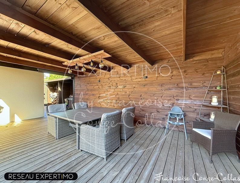 Terrasse de maison à Saint-Cyr-l’École Terrasse en bois avec mobilier de jardin dans une maison à Saint-Cyr-l'École.
