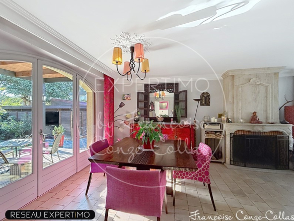 Intérieur d'une maison à Saint-Cyr-l'École avec séjour lumineux, cheminée et coin repas.