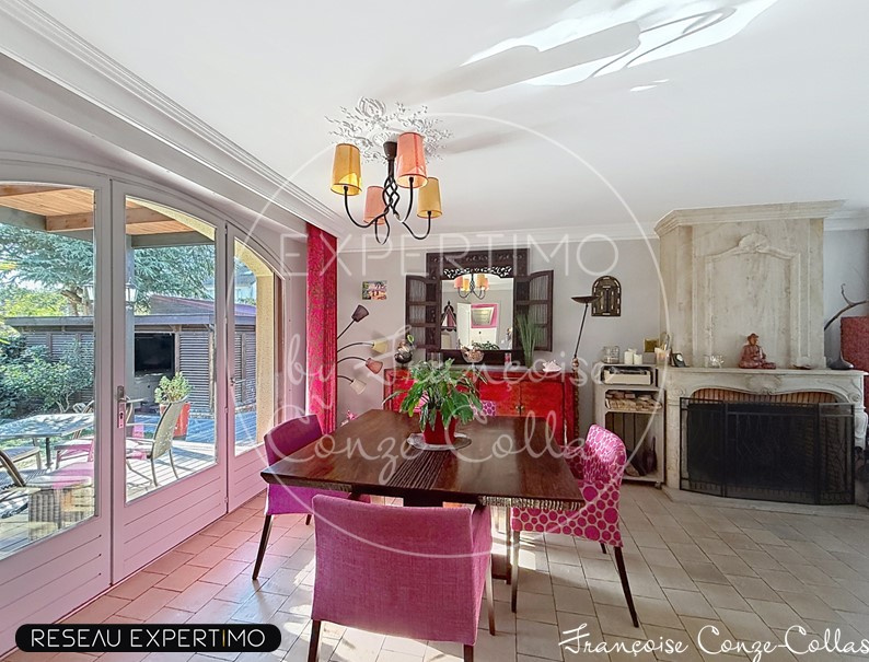 Intérieur d’une maison à Saint-Cyr-l’École Intérieur d'une maison à Saint-Cyr-l'École avec séjour lumineux, cheminée et coin repas.