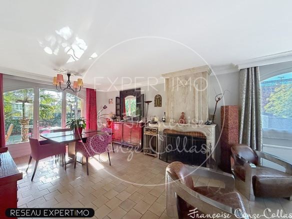 Intérieur d'une maison à Saint-Cyr-l'École avec séjour spacieux et cheminée.