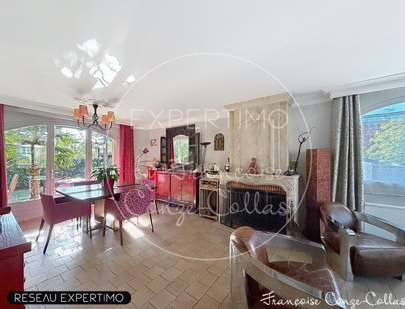 Séjour d’une maison à Saint-Cyr-l’École Intérieur d'une maison à Saint-Cyr-l'École avec séjour spacieux et cheminée.