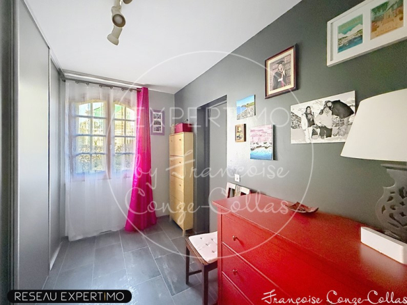 Intérieur d'une maison à Saint-Cyr-l'École avec décoration moderne et murs gris.