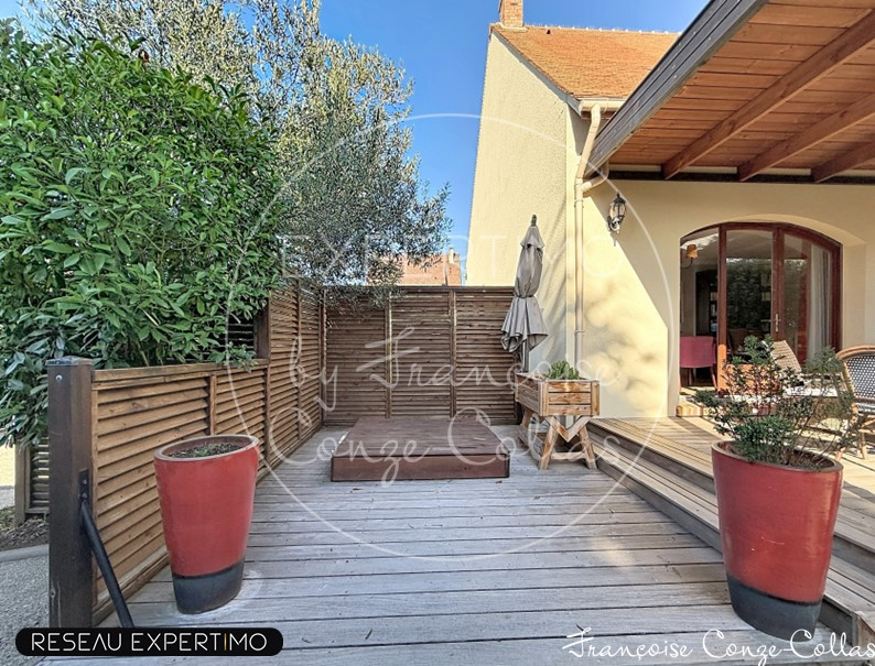 Terrasse d’une maison à Saint-Cyr-l’École Terrasse en bois avec pots de fleurs devant une maison à Saint-Cyr-l'École.