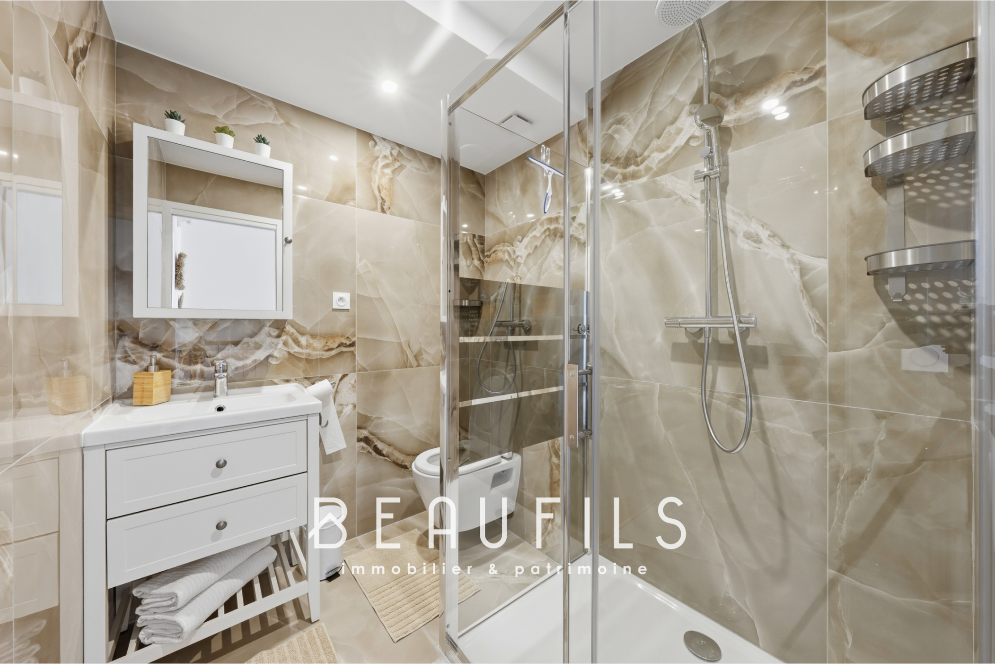 Salle de bain rénovée Salle de bain moderne avec douche, lavabo et miroir dans un appartement rénové.