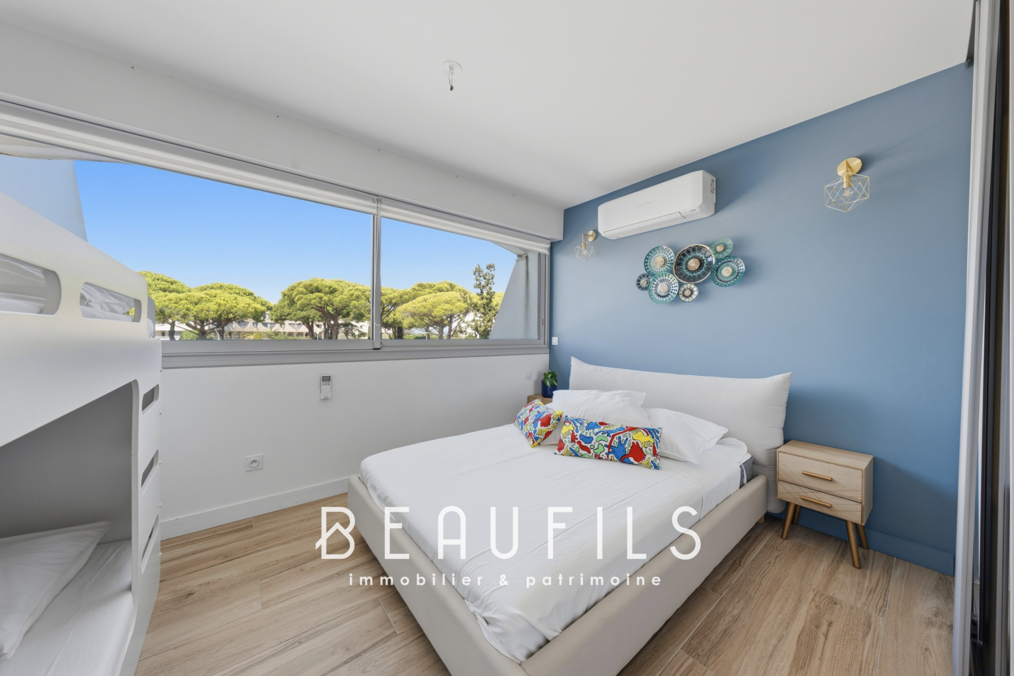 Chambre de marina rénovée au Grau-du-Roi Chambre d'une marina rénovée avec lit double et décoration moderne, fenêtres offrant une vue sur l'extérieur.
