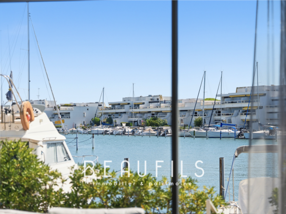 Vue sur la marina avec bateaux et bâtiments modernes à Port Camargue, Le Grau-du-Roi.