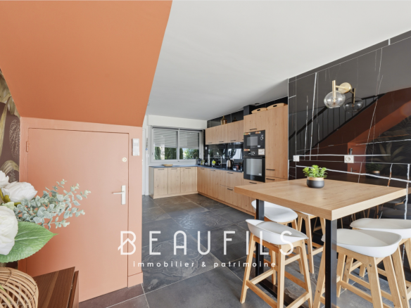 Intérieur d'une marina rénovée avec cuisine ouverte et coin repas.