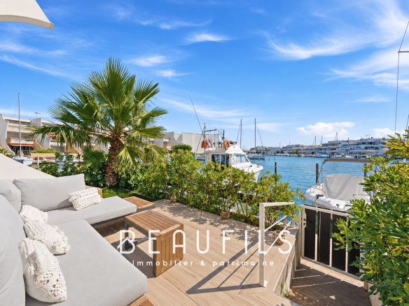 Terrasse avec vue sur la marina à Port Camargue, Le Grau-du-Roi, avec mobilier de jardin.