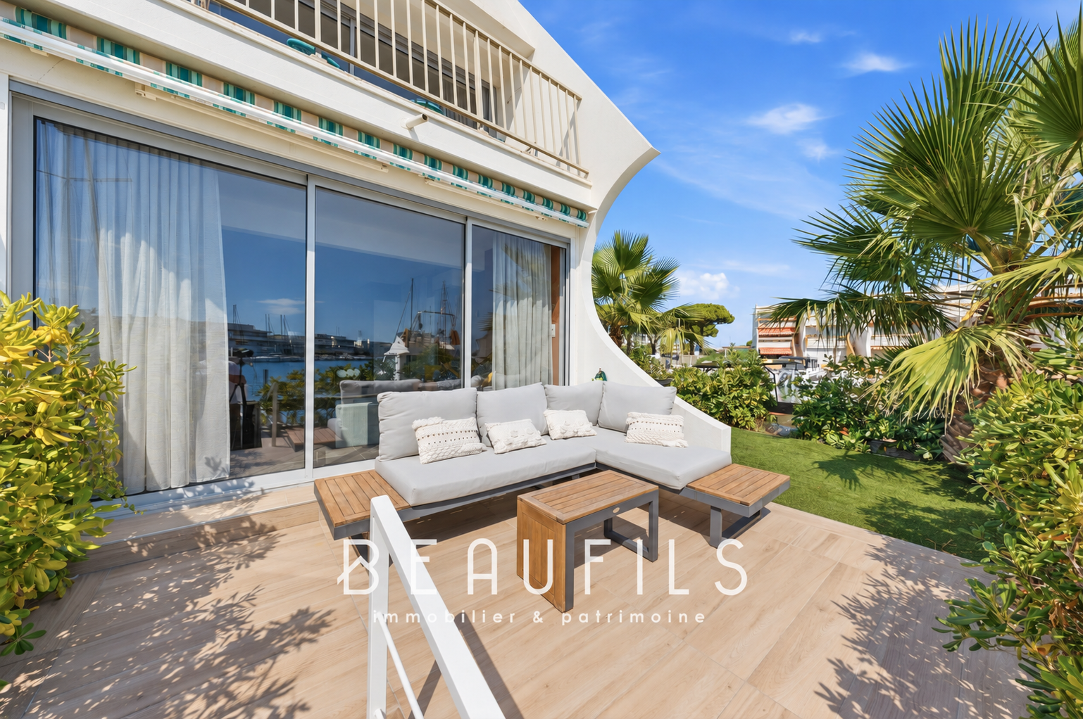 Terrasse de marina au Grau-du-Roi Terrasse d'une marina avec mobilier de jardin, vue sur le port et la végétation environnante au Grau-du-Roi.