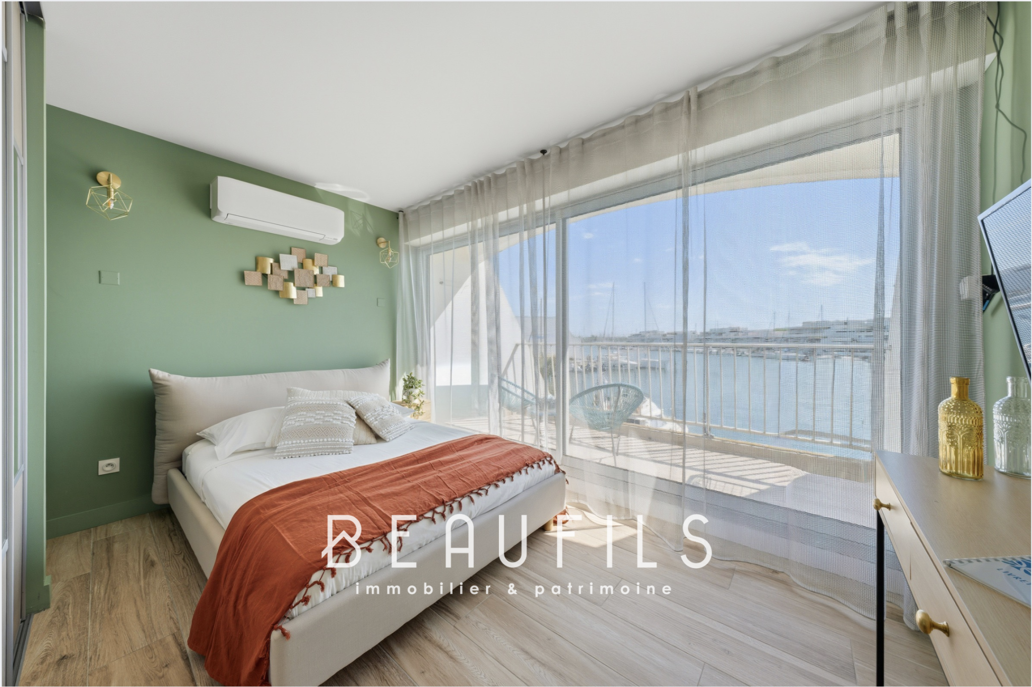 Chambre avec vue sur la marina Chambre lumineuse avec vue sur la marina, fenêtres panoramiques et décoration moderne.