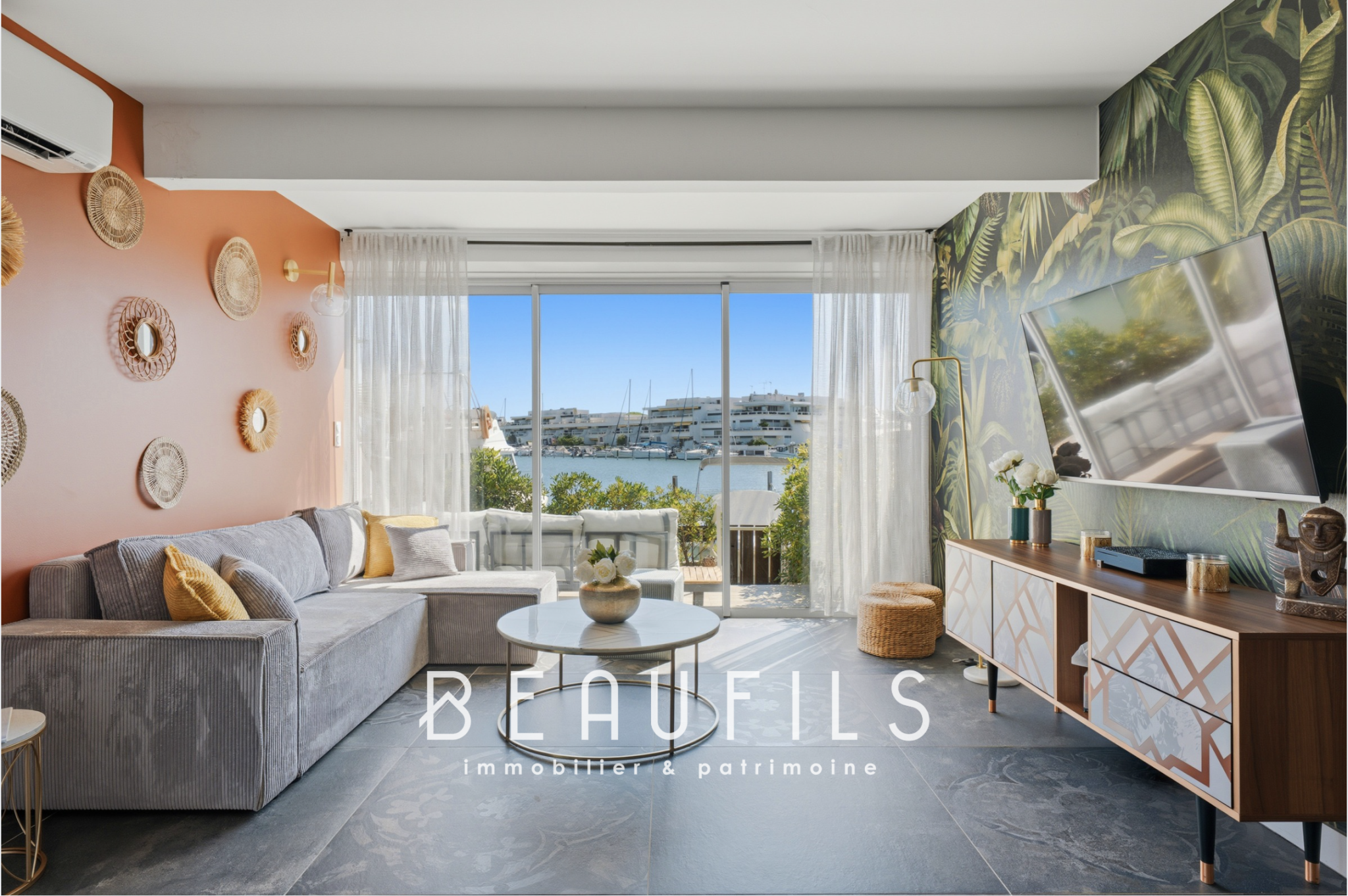 Salon moderne avec vue sur la marina Intérieur d'un salon moderne avec vue sur la marina, décor tropical et mobilier contemporain.