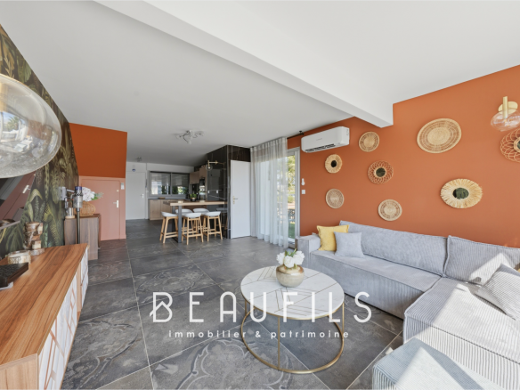 Intérieur d'une marina rénovée avec salon moderne et décoration contemporaine, Le Grau-du-Roi.