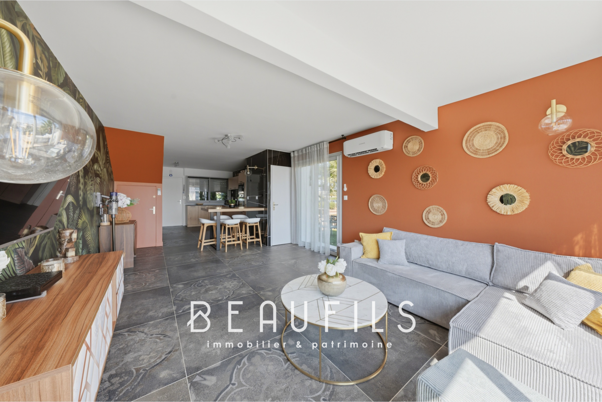 Marina d’exception au Grau-du-Roi Intérieur d'une marina rénovée avec salon moderne et décoration contemporaine, Le Grau-du-Roi.